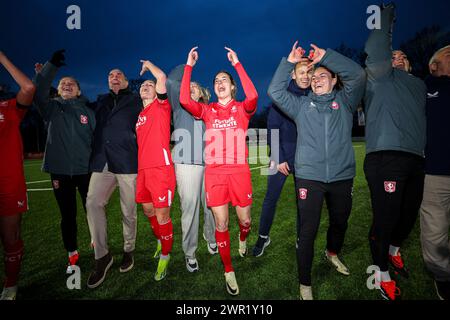 Enschede, pays-Bas. 10 mars 2024. ENSCHEDE, PAYS-BAS - 10 MARS : les joueurs du FC Twente célèbrent la victoire lors du match néerlandais Azerion Vrouwen Eredivisie entre le FC Twente et le PSV à Schreurserve le 10 mars 2024 à Enschede, pays-Bas. (Photo de Ben Gal/Orange Pictures) crédit : Orange pics BV/Alamy Live News Banque D'Images