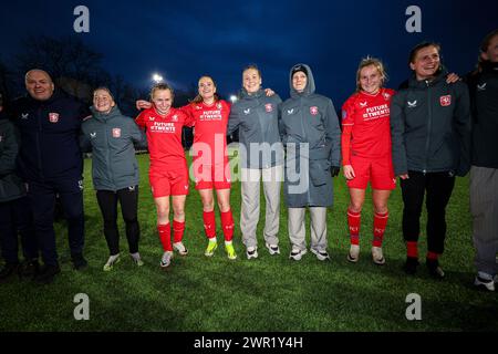 Enschede, pays-Bas. 10 mars 2024. ENSCHEDE, PAYS-BAS - 10 MARS : les joueurs du FC Twente célèbrent la victoire lors du match néerlandais Azerion Vrouwen Eredivisie entre le FC Twente et le PSV à Schreurserve le 10 mars 2024 à Enschede, pays-Bas. (Photo de Ben Gal/Orange Pictures) crédit : Orange pics BV/Alamy Live News Banque D'Images