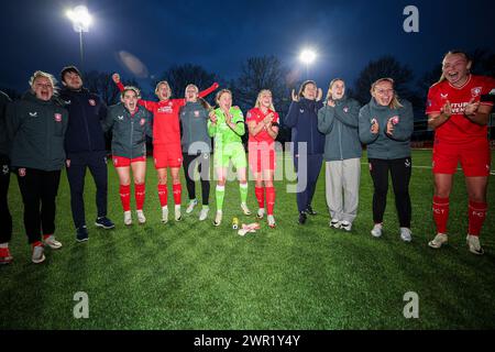 Enschede, pays-Bas. 10 mars 2024. ENSCHEDE, PAYS-BAS - 10 MARS : les joueurs du FC Twente célèbrent la victoire lors du match néerlandais Azerion Vrouwen Eredivisie entre le FC Twente et le PSV à Schreurserve le 10 mars 2024 à Enschede, pays-Bas. (Photo de Ben Gal/Orange Pictures) crédit : Orange pics BV/Alamy Live News Banque D'Images