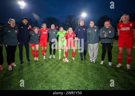 Enschede, pays-Bas. 10 mars 2024. ENSCHEDE, PAYS-BAS - 10 MARS : les joueurs du FC Twente célèbrent la victoire lors du match néerlandais Azerion Vrouwen Eredivisie entre le FC Twente et le PSV à Schreurserve le 10 mars 2024 à Enschede, pays-Bas. (Photo de Ben Gal/Orange Pictures) crédit : Orange pics BV/Alamy Live News Banque D'Images