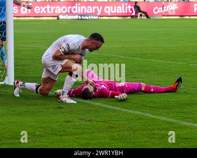 Sydney, Nouvelle-Galles du Sud, Australie. 10 mars 2024. Le capitaine du Brisbane Roar TOM ALDRED (5, à gauche) vérifie le gardien du Sydney FC ANDREW REDMAYNE (1, à droite) après leur collision dans le match de la ronde 20 de la Ligue A entre le Sydney FC et le Brisbane Roar dans l'Allianz Stadium à Sydney, Nouvelle-Galles du Sud, Australie, le 10 mars 2024. (Crédit image : © Kai Dambach/ZUMA Press Wire) USAGE ÉDITORIAL SEULEMENT! Non destiné à UN USAGE commercial ! Crédit : ZUMA Press, Inc/Alamy Live News Banque D'Images