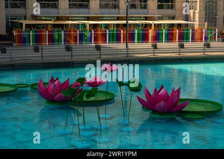 Beau lotus fait à la main dans la fontaine d'eau de Dubaï Banque D'Images