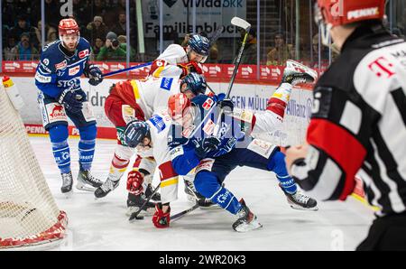 Schwenninger Wild Wings - Düsseldorf EG, Helios Arena, Penny DEL, 37. Spieltag Hauptrunde : ZWEIKAMPF zwischen #71 Kohen Olischefski (Düsseldorf) und # Banque D'Images