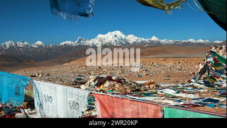 Les drapeaux de prières à l'Himalaya, le Tibet Banque D'Images