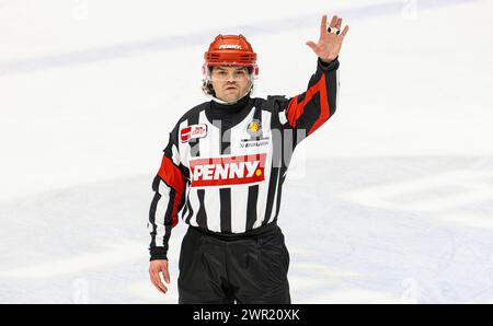 Schwenninger Wild Wings - Düsseldorf EG, Helios Arena, Penny DEL, 37. Spieltag Hauptrunde : #45 Roman Gofman, DEL-Hauptschiedsrichter koordiniert währe Banque D'Images