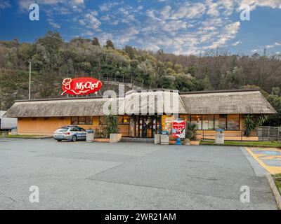 San Ilario, Gênes, Italie - 08 mars 2024 : restaurant MyChef dans la zone de repos Sant'Ilario Sud sur l'autoroute Azzurra A12 près de Gênes, voiture de police garée à Fron Banque D'Images