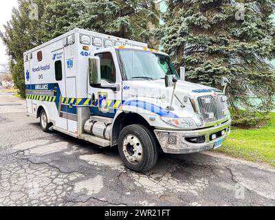 NORWALK, CT, États-Unis - 7 MARS 2024 : camion d'urgence ambulance debout sur l'allée Banque D'Images