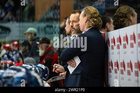 Schwenninger Wild Wings - Düsseldorf EG, Helios Arena, Penny DEL, 37. Spieltag Hauptrunde : Asssitenztrainer Mike Pellegrims (rechts), bespricht sich m Banque D'Images