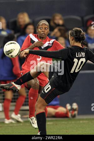 17 septembre 2011 : Carli Lloyd (10 ans) de la WNT des États-Unis dépasse Robyn Gayle (5 ans) de la WNT du Canada lors d'un match amical international à Livest Banque D'Images