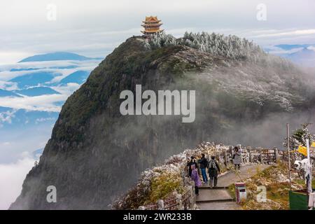 EMEISHAN, Chine, grande foule, touristes chinois visitant Monument historique Temple Bauguo, paysage de montagne dans le Sichuan Banque D'Images