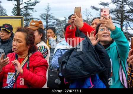 EMEISHAN, Chine, grande foule de touristes chinois visitant, prendre des photos, Monument historique chinois, Temple Bauguo, site touristique, paysage hivernal Banque D'Images