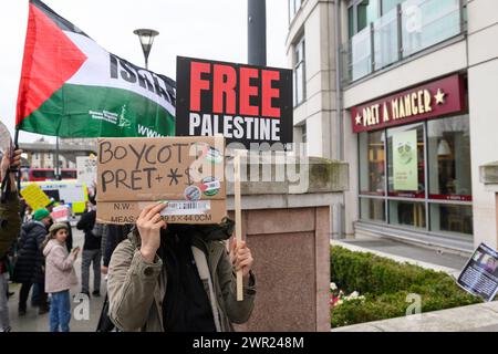 Un manifestant plaidant pour le boycott de pret A manger lors d'une marche appelant à un cessez-le-feu de l'offensive militaire en cours à Gaza par Israël Defe Banque D'Images