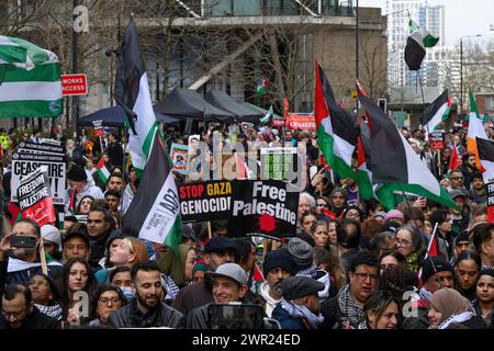 Un rassemblement pro-palestinien appelant à un cessez-le-feu de l'offensive militaire en cours contre Gaza par les forces de défense israéliennes. Les manifestants avaient défilé depuis par Banque D'Images