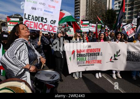 Manifestants au début d'une marche pro-palestinienne appelant à un cessez-le-feu de l'offensive militaire en cours à Gaza par les forces de défense israéliennes. Le m Banque D'Images