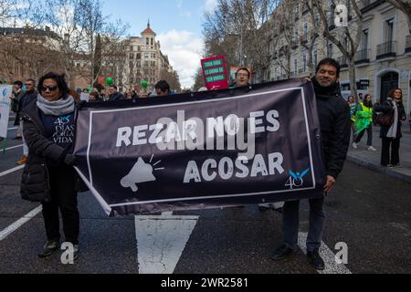 Madrid, Espagne. 10 mars 2024. Un couple vu portant une bannière lors d'une manifestation pro-vie ce matin dans le centre de Madrid. Plus de 500 associations espagnoles anti-avortement et anti-euthanasie ont manifesté dans les rues du centre de Madrid avec le slogan "Oui à la vie". Crédit : SOPA images Limited/Alamy Live News Banque D'Images