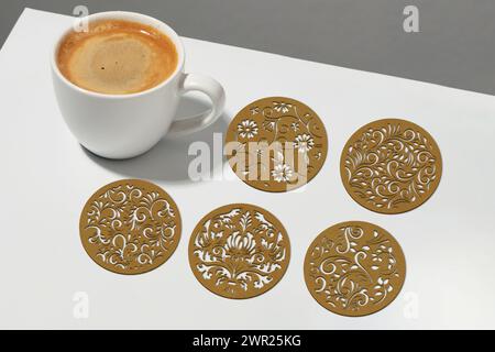 Les fichiers de disposition multicouche numérique de Flower Cup Coasters sont spécialement préparés pour la découpe laser, la machine de routeur CNC et d'autres machines de découpe. Illustration de Vecteur