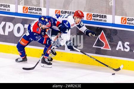 Testspiel ZSC Lions Schwenninger Wild Wings : ZWEIKAMPF zwischen ZSC Lions Verteidiger #5 Yannick Weber und Schwenningen Stürmer #15 Filip Reisnecker. Banque D'Images