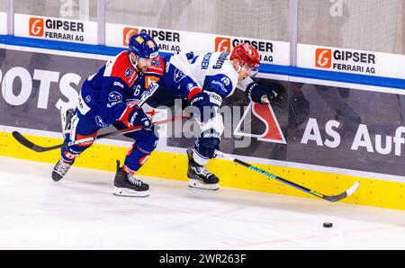 Testspiel ZSC Lions Schwenninger Wild Wings : ZWEIKAMPF zwischen ZSC Lions Verteidiger #5 Yannick Weber und Schwenningen Stürmer #15 Filip Reisnecker. Banque D'Images