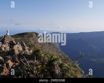 Statue de la Vierge Marie sur le chemin de Grand Benare de Maido, vue du cirque de Mafate par temps clair, la Réunion Banque D'Images