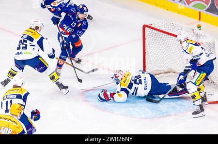 ZSC Lions - EHC Kloten, Swiss Life Arena, Ligue nationale NL, saison régulière : Stürmer #13 Justin Sigrist (ZSC Lions) mit der ersten chance. Verteidige Banque D'Images