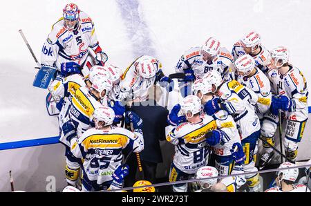 ZSC Lions - EHC Kloten, Swiss Life Arena, Ligue nationale NL, saison régulière : Assistenztrainer Saku Martikainen (Kloten) erklärt, während dem time-out Banque D'Images