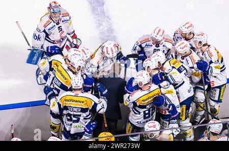 ZSC Lions - EHC Kloten, Swiss Life Arena, Ligue nationale NL, saison régulière : Assistenztrainer Saku Martikainen (Kloten) erklärt, während dem time-out Banque D'Images