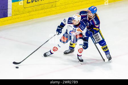 EHC Kloten - ZSC Lions, Stimo Arena, Ligue nationale NL, saison régulière : Verteidiger #19 Steve Kellenberger (Kloten) setzt Stürmer #10 Sven Andrighett Banque D'Images