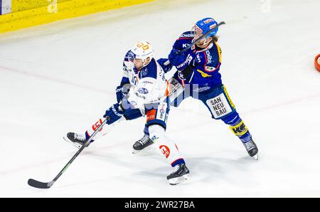 EHC Kloten - ZSC Lions, Stimo Arena, Ligue nationale NL, saison régulière : Verteidiger #19 Steve Kellenberger (Kloten) setzt Stürmer #10 Sven Andrighett Banque D'Images