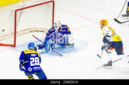 In der 39. Spielminute erhöht Ambri Topskorer Michael Spacek das score auf 1:4. (Kloten, Schweiz, 16.09.2023) Banque D'Images