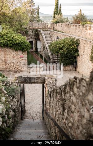 Escaliers menant au City Walls Walkway à Gérone, Espagne Banque D'Images