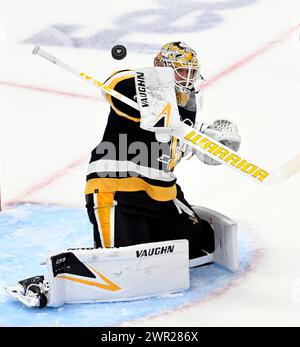 Pittsburgh, États-Unis. 10 mars 2024. Les Oilers d’Edmonton rebondissent sur le peloton du gardien de but des Penguins de Pittsburgh Tristan Jarry (35 ans) lors de la première période contre les Penguins de Pittsburgh au PPG Paints Arena de Pittsburgh, le dimanche 10 mars 2024. Photo par Archie Carpenter/UPI. Crédit : UPI/Alamy Live News Banque D'Images