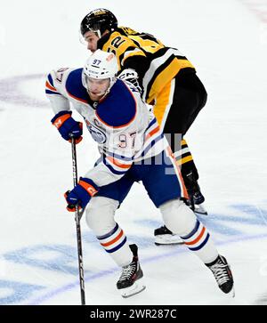 Pittsburgh, États-Unis. 10 mars 2024. Le centre des Oilers d’Edmonton Connor McDavid (97) patine devant l’aile droite des Penguins de Pittsburgh Emil Bemstrom (52) lors de la première période contre les Penguins de Pittsburgh au PPG Paints Arena à Pittsburgh le dimanche 10 mars 2024. Photo par Archie Carpenter/UPI. Crédit : UPI/Alamy Live News Banque D'Images