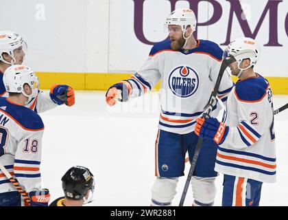 Pittsburgh, États-Unis. 10 mars 2024. Le défenseur des Oilers d’Edmonton, Mattias Ekholm (14 ans), célèbre son but en première période contre les Penguins de Pittsburgh au PPG Paints Arena de Pittsburgh le dimanche 10 mars 2024. Photo par Archie Carpenter/UPI. Crédit : UPI/Alamy Live News Banque D'Images