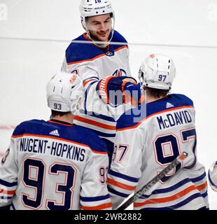 Pittsburgh, États-Unis. 10 mars 2024. L’aile gauche des Oilers d’Edmonton Zach Hyman (18 ans) félicite le centre des Oilers d’Edmonton Connor McDavid (97 ans) pour le premier but en première période contre les Penguins de Pittsburgh au PPG Paints Arena à Pittsburgh le dimanche 10 mars 2024. Photo par Archie Carpenter/UPI. Crédit : UPI/Alamy Live News Banque D'Images