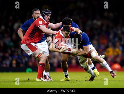 Owen Watkin du pays de Galles est attaqué lors du Guinness six Nations match au Principality Stadium de Cardiff. Date de la photo : dimanche 10 mars 2024. Banque D'Images