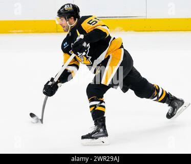 Pittsburgh, États-Unis. 10 mars 2024. Le défenseur des Penguins de Pittsburgh Kris Letang (58) tire un coup de feu de l’extérieur lors de la deuxième période contre les Oilers d’Edmonton au PPG Paints Arena de Pittsburgh le dimanche 10 mars 2024. Photo par Archie Carpenter/UPI. Crédit : UPI/Alamy Live News Banque D'Images