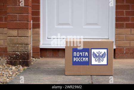 Exeter, UK-10 mars 2024 : une boîte de livraison de la poste russe devant une porte. La poste russe est responsable de la livraison du courrier en Russie Banque D'Images