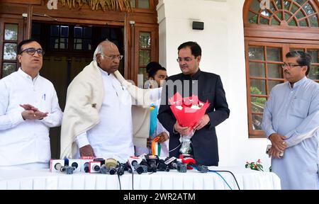 New Delhi, Inde. 10 mars 2024. NEW DELHI, INDE - 10 MARS : le président du Congrès, Mallikarjun Kharge, accompagné de la députée Brijendra Singh, qui rejoint le Congrès le 10 mars 2024 à New Delhi, en Inde. (Photo de Arvind Yadav/Hindustan Times/Sipa USA ) crédit : Sipa USA/Alamy Live News Banque D'Images