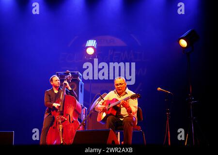 Biréli Lagrène guitariste de jazz français et compositeur d'origine tzigane avec William Brunard contrebassiste de jazz français en concert lors des éclats d'Email Banque D'Images