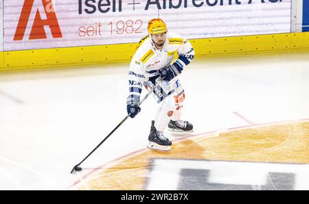 #43 Michael Spacek, Stürmer und Topskorer HC Ambri-Piotta à Aktion. (Kloten, Schweiz, 16.09.2023) Banque D'Images