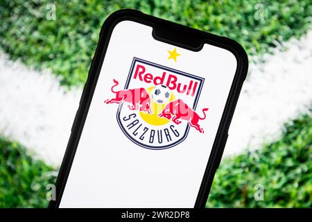 Dans cette illustration photo, un logo du club de football Red Bull Salzburg vu affiché sur un smartphone. Banque D'Images