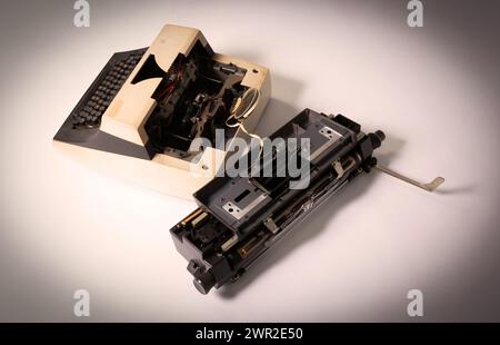 Machine à écrire en métal cassé, objet vintage isolé, plein cadre Banque D'Images