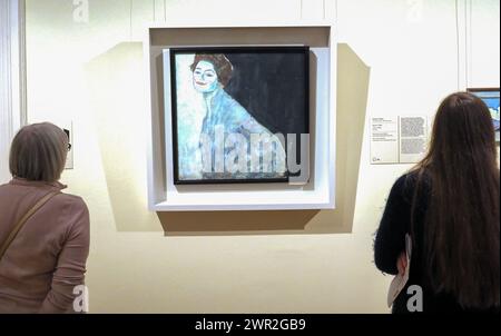 Vienne, Autriche. 25 février 2024. Les visiteurs voient des peintures de Gustav Klimt, Portrait d'une dame en blanc, 1917/1918. Musée Belvédère situé dans le palais appartenant à la famille impériale de l'empire autrichien. Maintenant, dans le bâtiment du Belvédère supérieur, il y a le célèbre musée d'art. (Photo par Igor Golovniov/SOPA images/SIPA USA) crédit : SIPA USA/Alamy Live News Banque D'Images