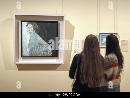 Vienne, Autriche. 25 février 2024. Les visiteurs voient des peintures de Gustav Klimt, Portrait d'une dame en blanc, 1917/1918. Musée Belvédère situé dans le palais appartenant à la famille impériale de l'empire autrichien. Maintenant, dans le bâtiment du Belvédère supérieur, il y a le célèbre musée d'art. (Photo par Igor Golovniov/SOPA images/SIPA USA) crédit : SIPA USA/Alamy Live News Banque D'Images