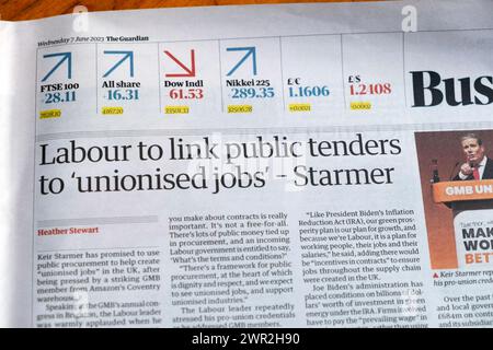 "Le travail va lier les appels d'offres publics aux "emplois syndiqués" - (Keir) Starmer" journal Guardian article business titre 7 juin 2023 Londres Royaume-Uni Banque D'Images