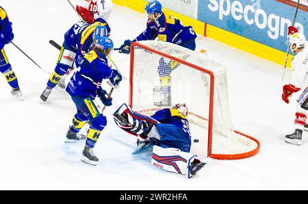 Dans der 18. Spielminute muss sich Kloten Torhüter #55 Juha Metsola geschlagen geben. Der Rapperswiler #10 Roman Cervenka trifft zum 0:1. (Kloten, Schwe Banque D'Images