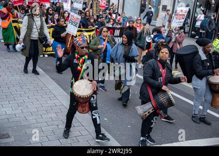 Les musiciens dirigent la marche lors de la marche million Women Rise. La mission de l'organisation est de mettre fin à la violence masculine envers les femmes et les filles, qui continue d'être un problème sociétal majeur aux quatre coins du globe. Ensemble, nous pouvons mettre fin à la violence des hommes sous toutes ses formes contre nous ! Rejoint par All Women's march dans leur 18e année, dirigée par Black/Global Majority Women for All Women and Girls. Banque D'Images