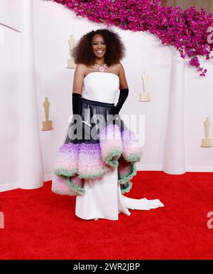 Hollywood, États-Unis. 10 mars 2024. Erika Alexander arrive sur le tapis rouge à la 96e cérémonie annuelle des Academy Awards à Los Angeles, en Californie, le dimanche 10 mars 2024. Depuis 1929, les Oscars ont reconnu l'excellence dans les réalisations cinématographiques. Photo de John Angelillo/UPI crédit : UPI/Alamy Live News Banque D'Images