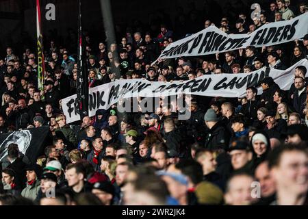 Rotterdam, pays-Bas. 10 mars 2024. Rotterdam - fans de Feyenoord lors du match Eredivisie opposant Feyenoord contre Heracles Almelo au Stadion Feijenoord de Kuip le 10 mars 2024 à Rotterdam, pays-Bas. Crédit : Box to Box Pictures/Alamy Live News Banque D'Images