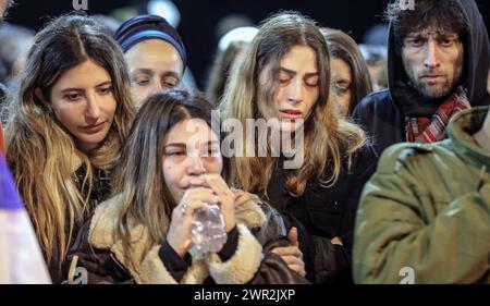 Jérusalem, Israël. 10 mars 2024. Des gens tristes, certains en larmes, près de la tombe fraîche de Michael Gal qui a été tué dans la guerre de l'épée de fer entre Israël et le Hamas dans le regard. Crédit : Yoram Biberman/Alamy Live News. Banque D'Images